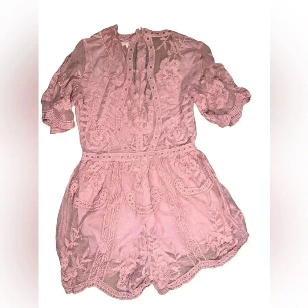 ✨HP9/25✨ Honey Punch Embroidered Lace Romper Mauve Pink - Size M - Picture 2 of 8